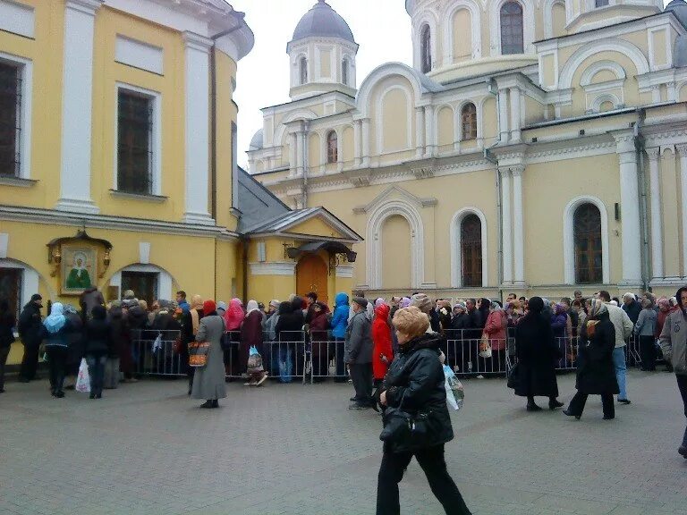 Матронушка московская в москве. Покровский монастырь мощи Матроны. Покровский монастырь мощи Матроны Московской. Мощи Матроны в Москве Покровский монастырь. Покровский женский монастырь Святой Матроны Московской в Москве.