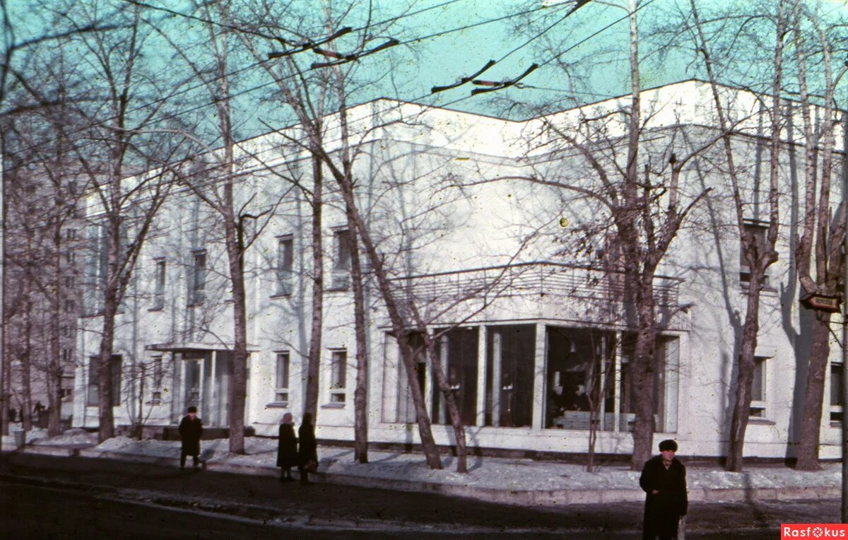 Отрабатованыые на улице зима. Новосибирск 1967 год. Новосибирск улица кошурникова старая. Новосибирск в ссср кошурникова. Цум новосибирск 1990.