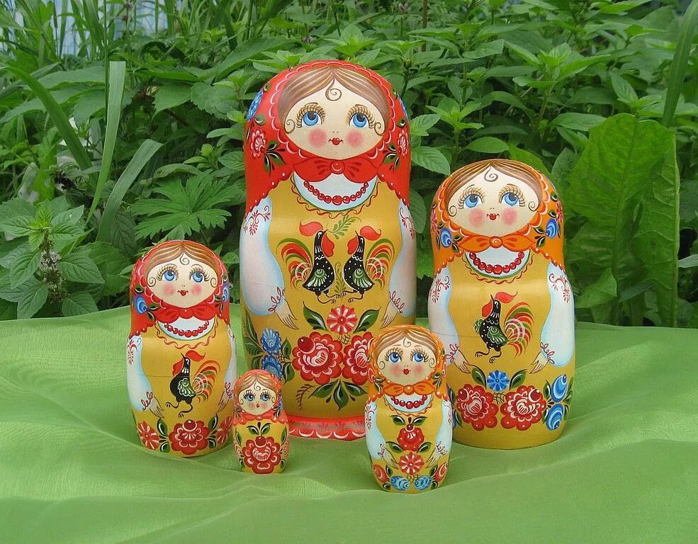 Матрешки роспись по дереву. Городец городец матрешки. матрешка городецкая роспись. матрешка в городецкой росписи. матрешки расписные городец.