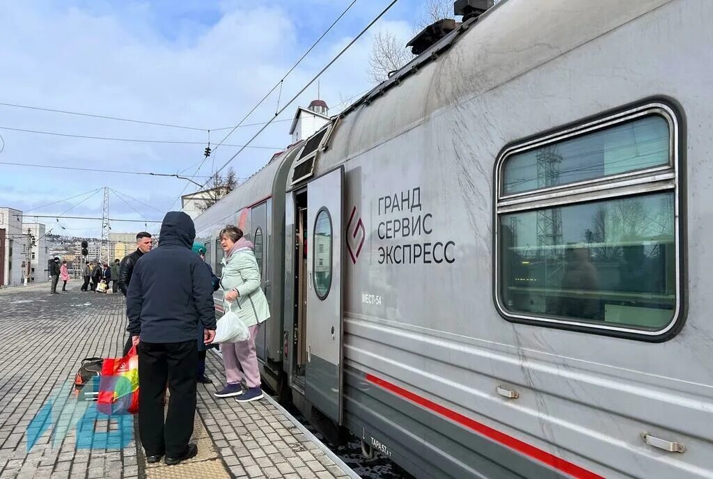 Поезд прямого сообщения. Поезд 183а мурманск севастополь. поезда. пассажирский поезд. поезд фото.