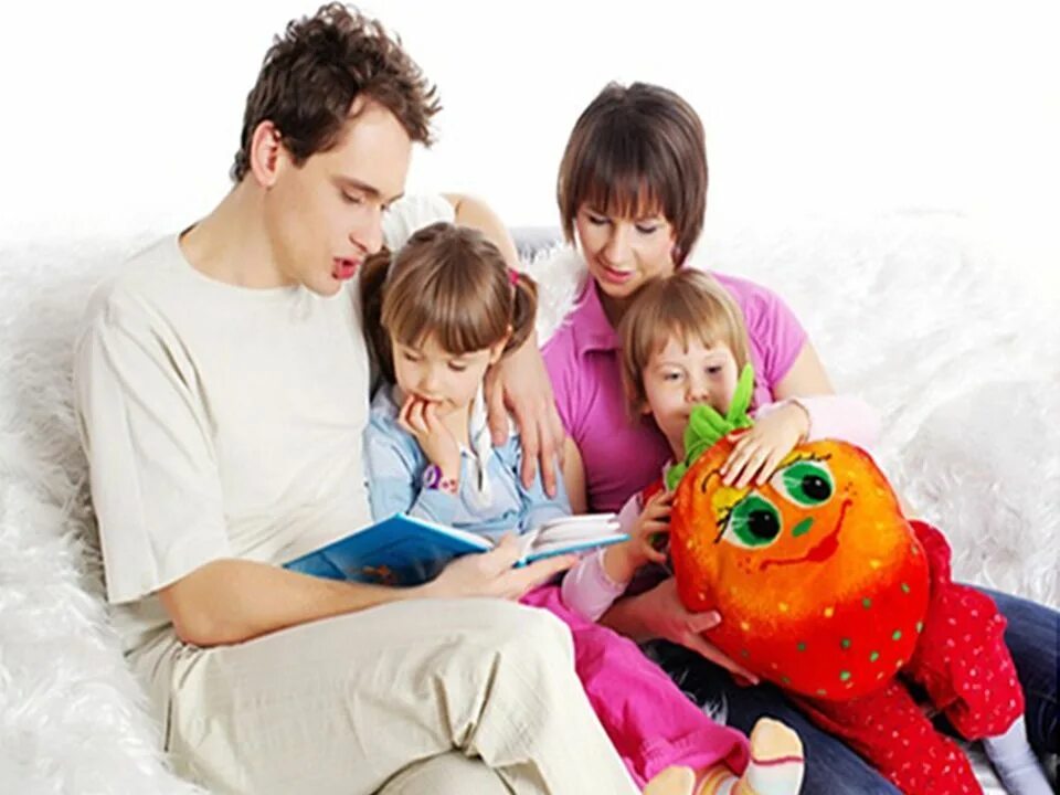 Родители и дети. Читающая семья. Дети читают. Чтение родителей и детей. Год семьи читаем всей семьей