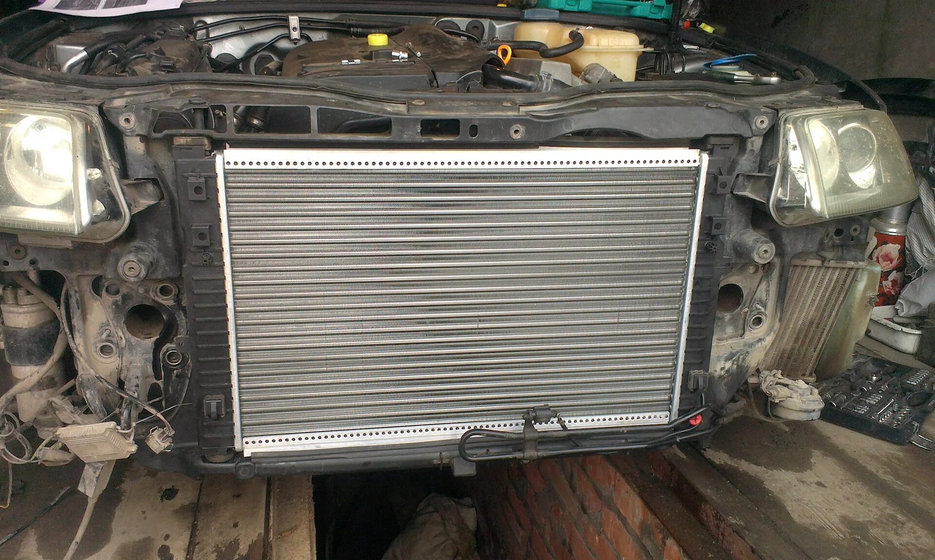 Крепление радиатора охлаждения двигателя Фольксваген Джетта 6. Jetta 2013 1.8 радиатор основного охлаждения. Радиатор АКПП Джетта 5. Крепление радиатора охлаждения на Фольксваген поло. Замена радиатора volkswagen