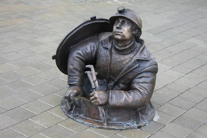 памятник сантехнику степанычу в омске. памятник сантехнику в сочи. памятник сантехнику степанычу в омске. памятник сантехнику степанычу в омске. памятник водопроводчику в омске.