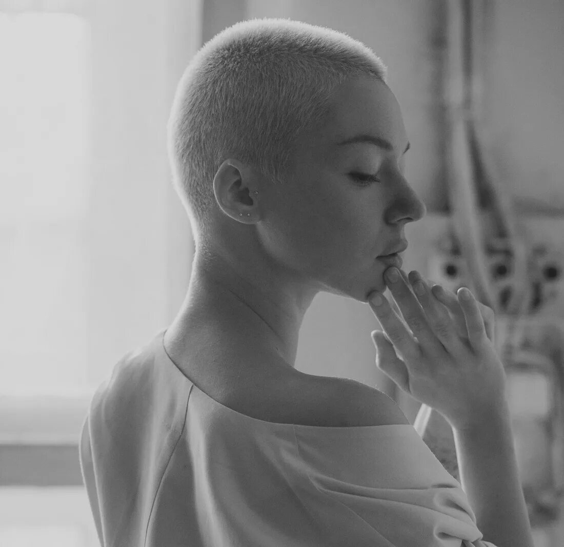 к чему снится лысая девушка