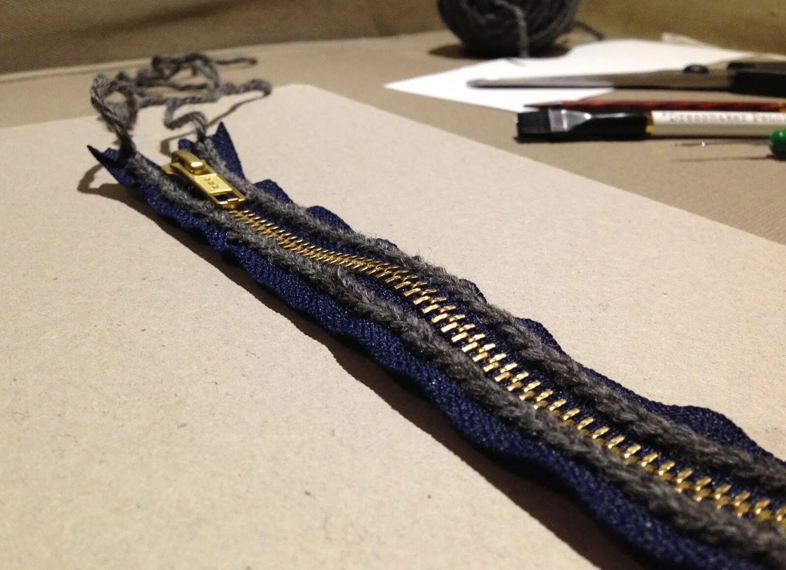 Молния для вязаной сумки. Молния в трикотажном изделии. Вшивание молнии в вязаные изделия. Аппликация молния. Вязание молнии.