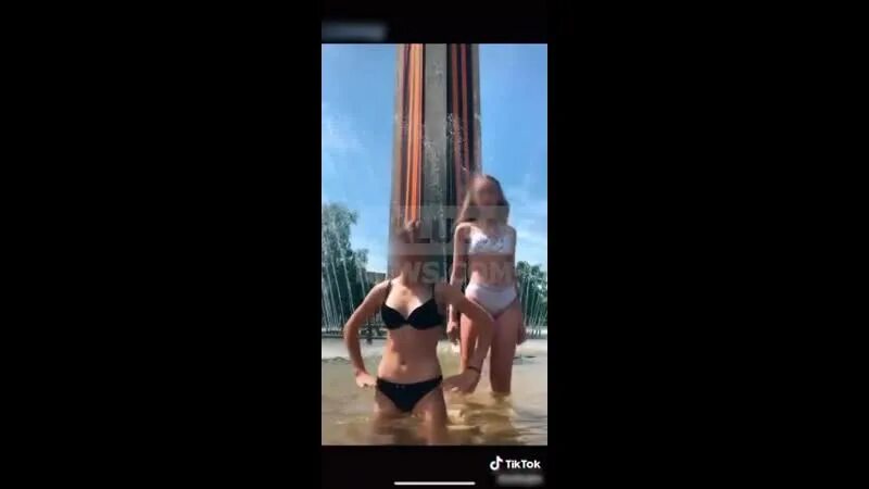 Пока ты танцуешь полуголой на мне. Девушки дзержинск. Пока ты танцуешь полуголой на мне. Девушки станцевали в церкви. Девушка танцевала перед мечетью в балаклаве.