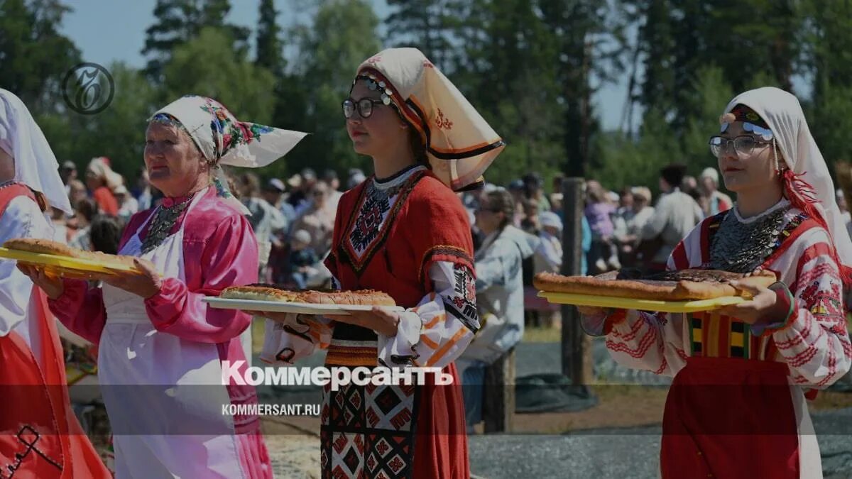 Национальный праздник удмуртов 6 класс. Удмуртский национальный праздник гербер. удмурты национальные праздники гербе́р. гербер закамские удмурты.