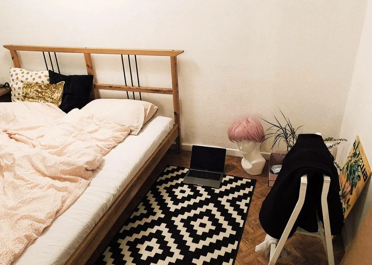 Съемная квартира. Кровать на съемную квартиру. Обои в съемную квартиру. Спальня в съемной квартире.