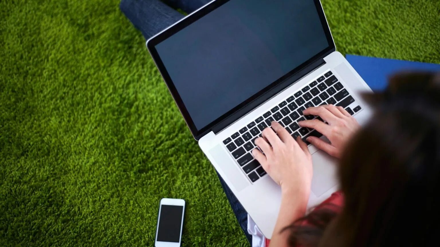 Как начать работать в интернете. Заработок в интернете. человек с ноутбуком. зарабатывать в интернете. начни зарабатывать в интернете.