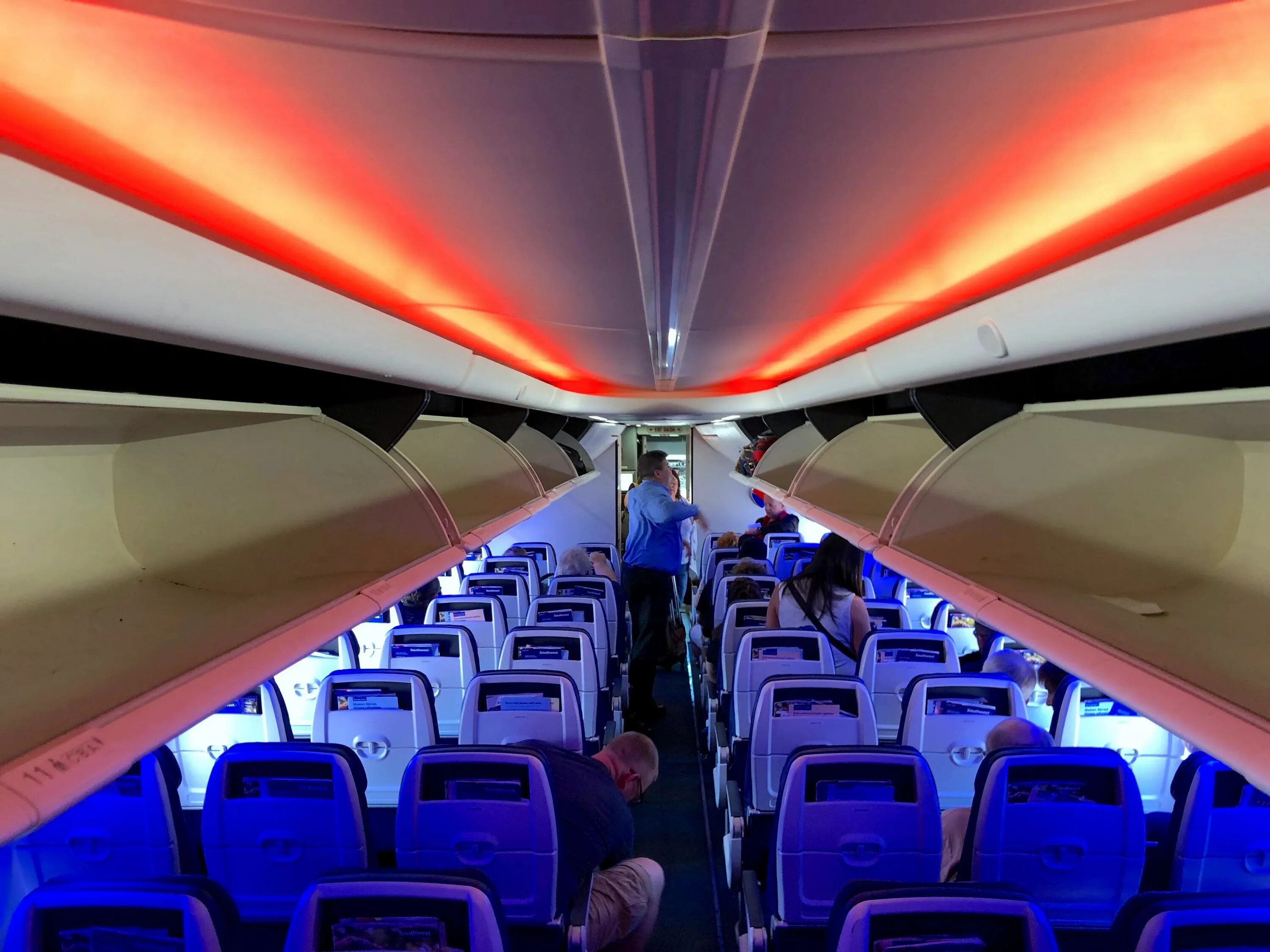 Салон боинг 737 мах. Boeing 737 max 8 салон. Салон самолета боинг 737. Boeing 737 max flydubai. Боинг 737 макс салон.