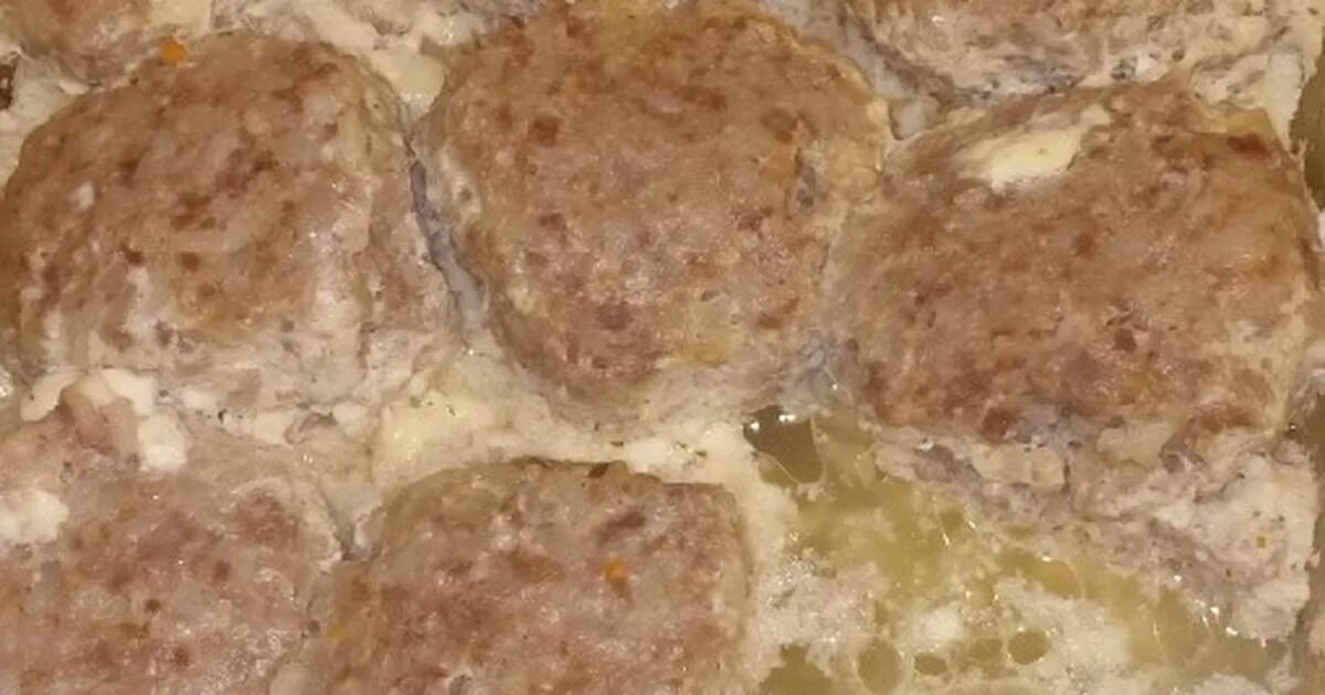 мясные ёжики с рисом. ёжики в сметанном соусе. тефтели с рисом с подливкой. ёжики из фарша с рисом с подливкой в духовке. тефтельки ежики.