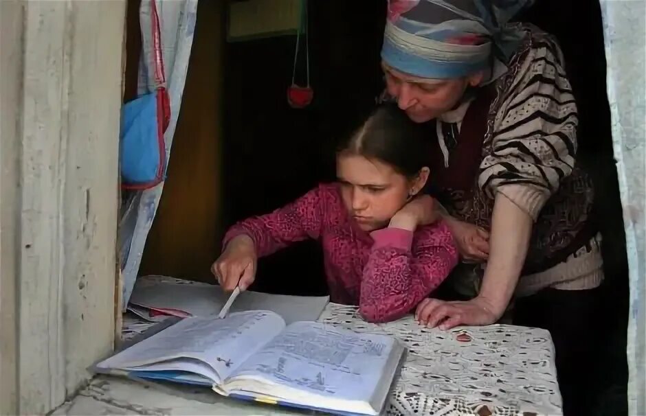Сын учит уроки. Родители делают уроки. родители делают уроки за детей. мать делает уроки с ребенком. фото как делают домашнее задание.