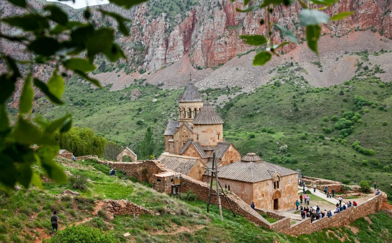 Хор вирап экскурсия. Озеро севан ахтамар. Туристы в армении. Экскурсии по армении. Монастырь хор вирап озеро севан.