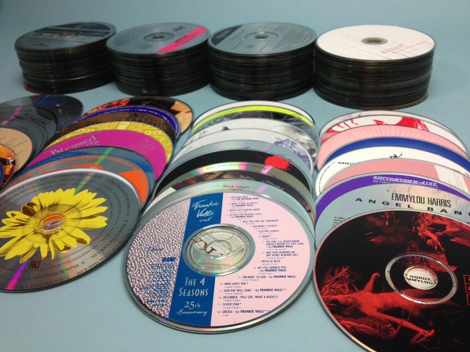 Музыка купить спб. Музыкальные CD диски. Диск с музыкой. Коллекция музыкальных дисков. Музыкальные СД диски.
