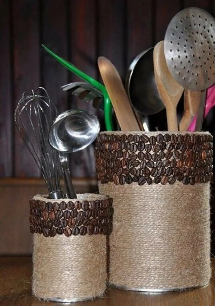 Из консервных банок. Подставка из жестяной банки. Как сделать жестяную банку своими руками. Как сделать жестяную банку своими руками. Подсвечник из консервной банки.