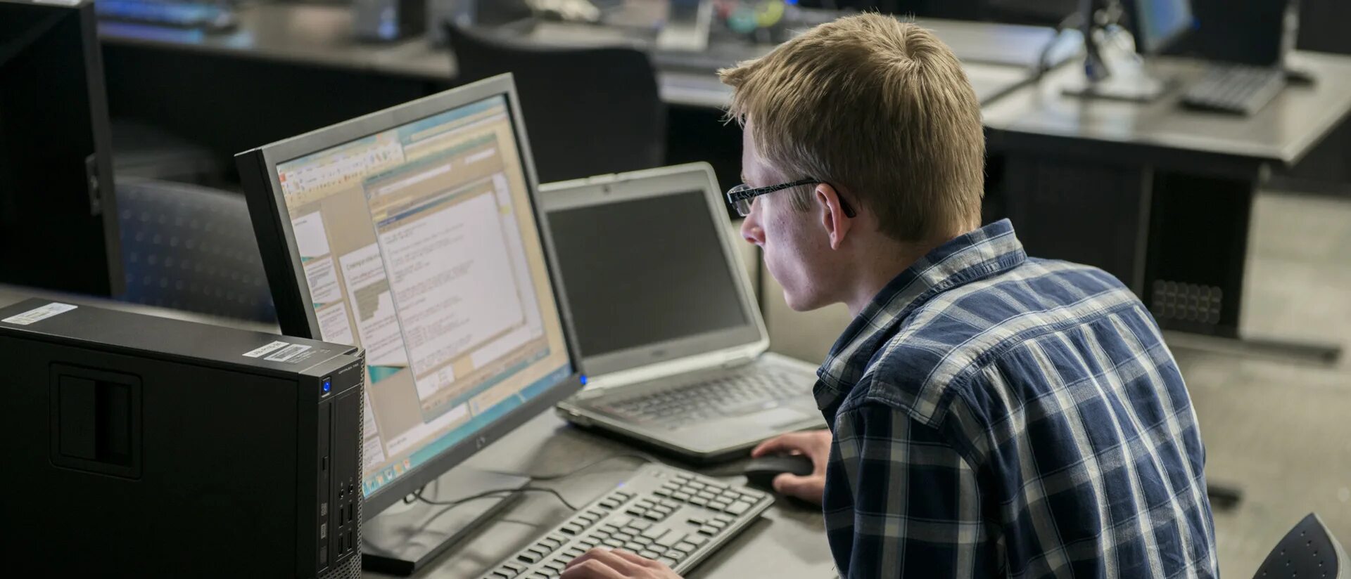 Есть работа информатика. Разработчики компьютерного обеспечения. программная инженерия. программный инженер. информатика в компьютерной инженерии что это.