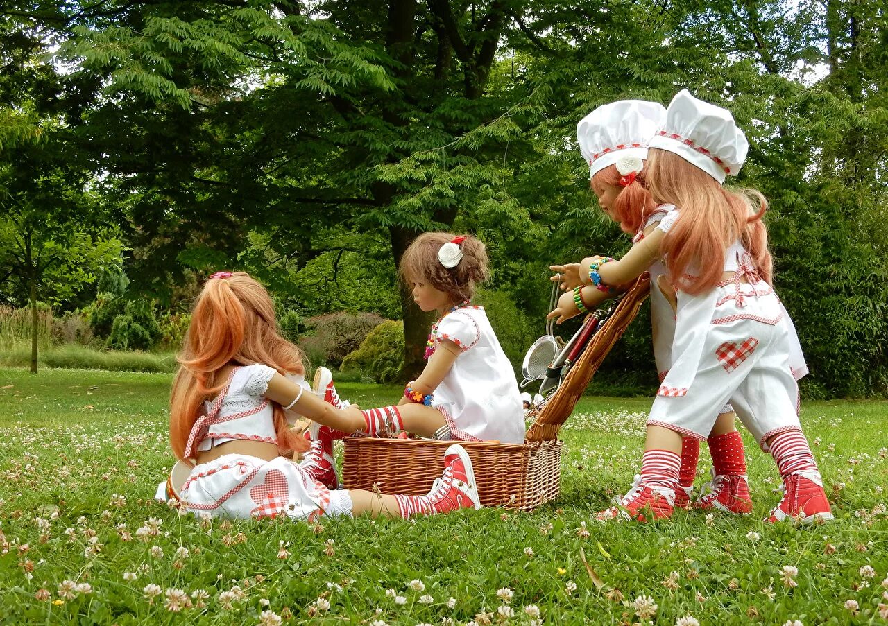Куклы для девочек. Фотосессия кукол на природе. Девочки играют. Девочка играет в куклы.