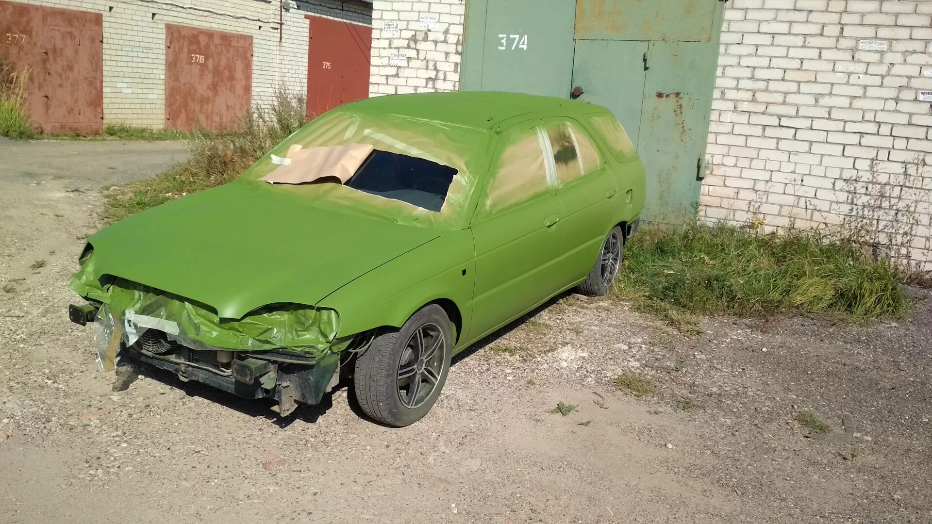 Ваз 2107 красный кэнди. Разноцветная покраска раптор. Алкидная краска на машине. Машина покрашена алкидной краской. Покраска черным акрилом авто.