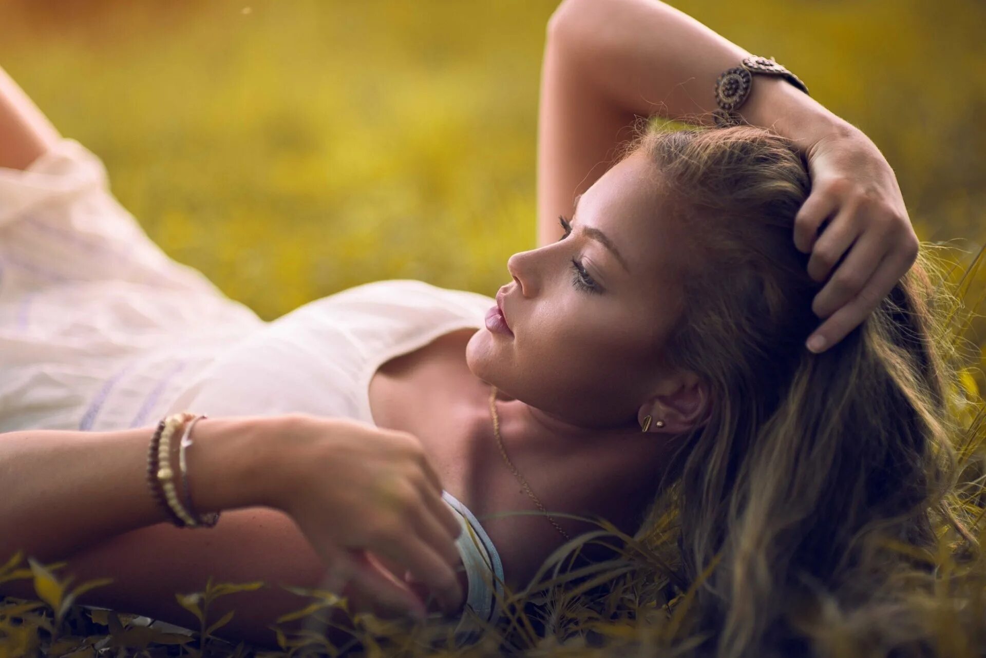 фотосессия в платье. задумчивая девушка. нежный взгляд. романтичная девушка. нежная романтическая девушка.