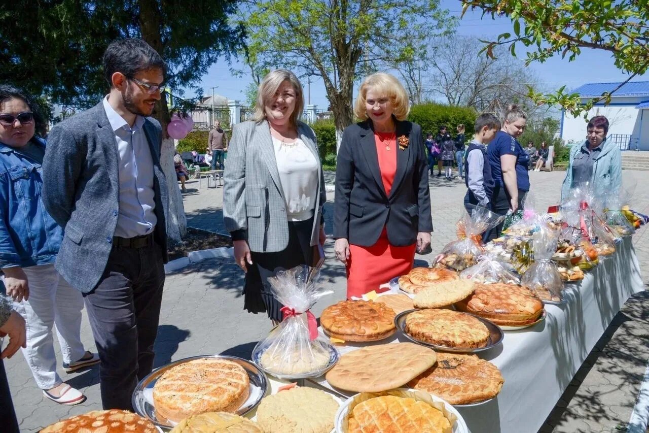 Школа 18 евпатория. Хыдырлез в Крыму. Хыдырлез байрам в Крыму. Праздник Хыдырлез. Праздник Татаров национальный праздник.