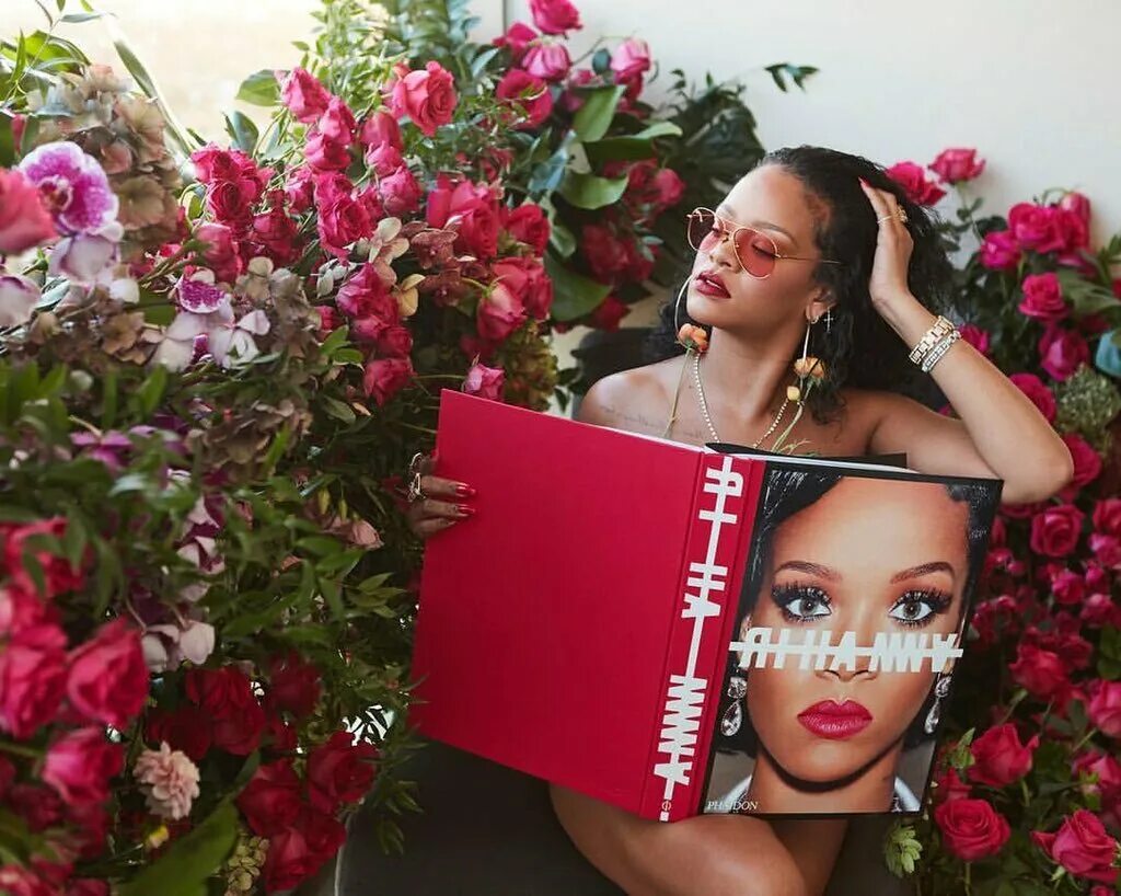 Рианна инстагра. Rihanna book. Певица Рианна Инстаграм. Rihanna книга. Эстетика Рианна с книгой.