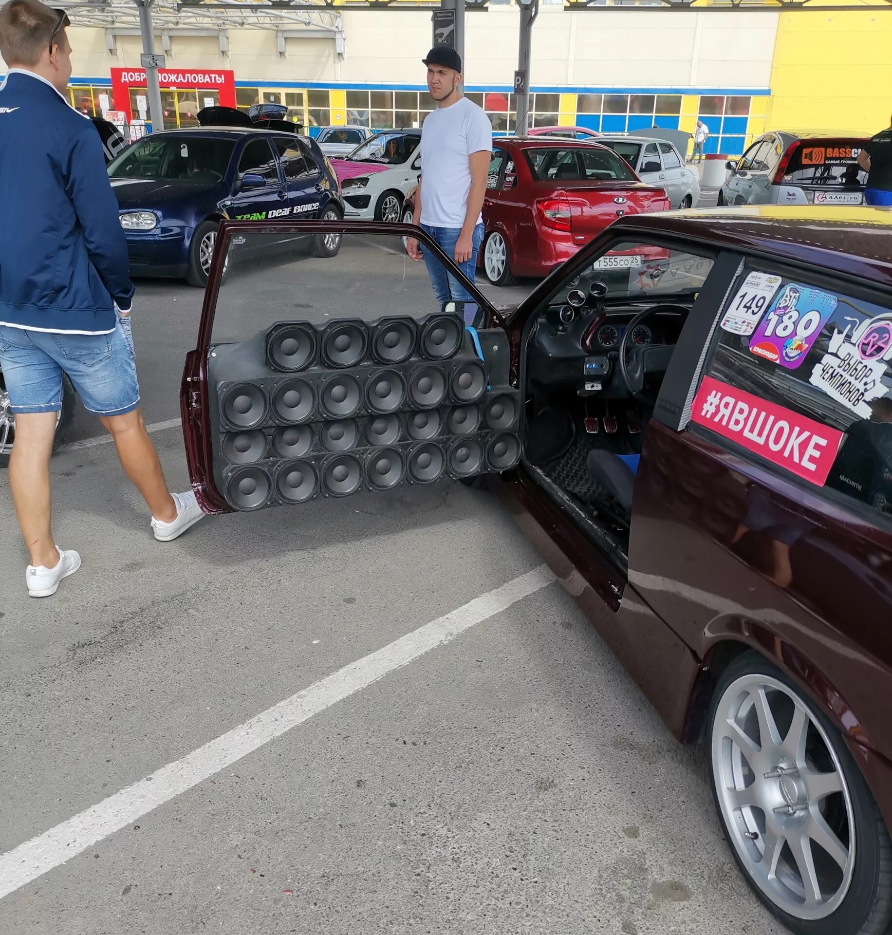 Школьный автобус alphard. Калитка альфард автозвук. Альфард автозвук проекты. Самый громкий город. Ford f150 автозвук.