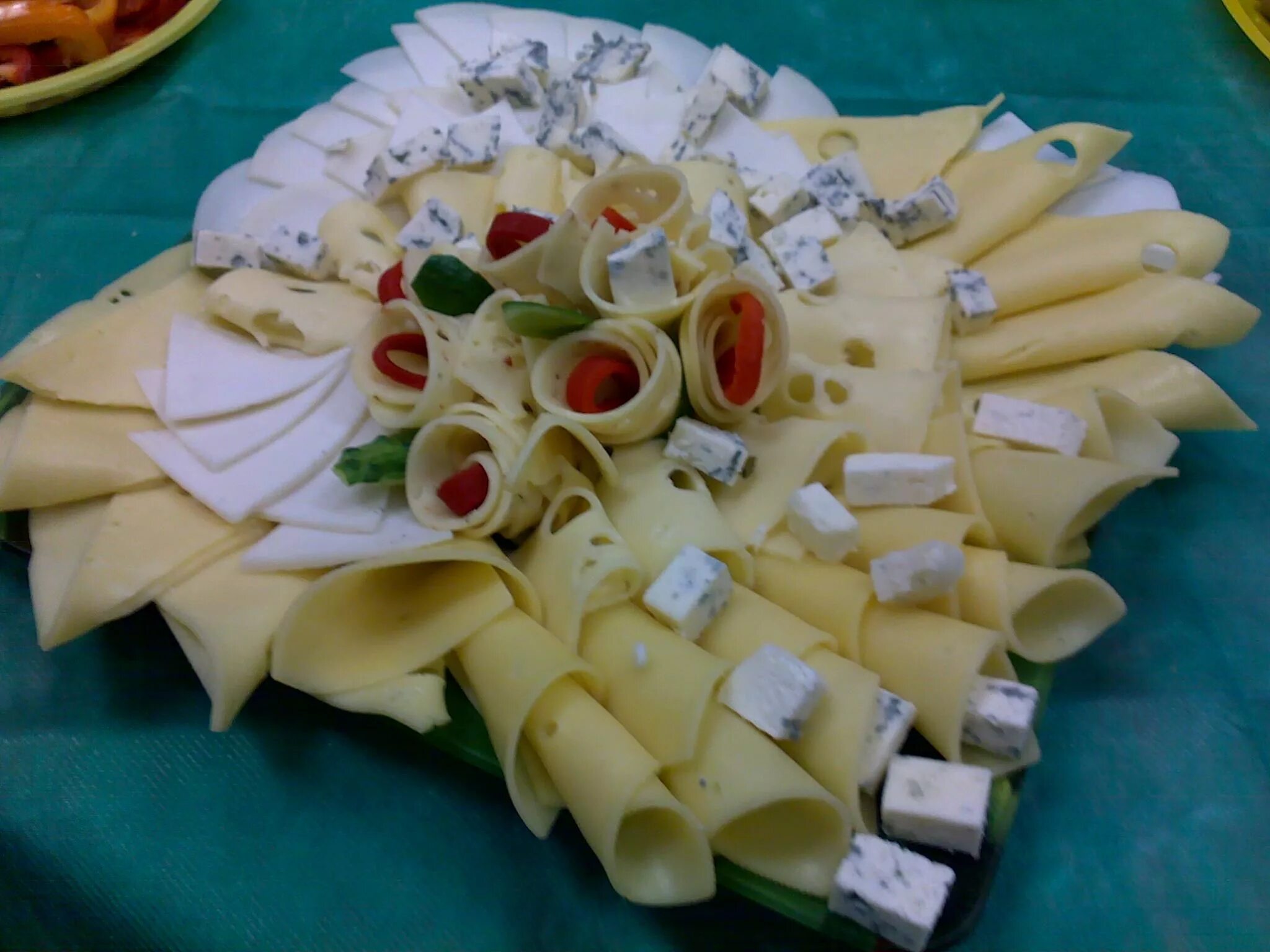 Сыр как украшать. Сырная нарезка. Сырная нарезка на праздничный стол. Красиво нарезать сыр. Сырная тарелка.