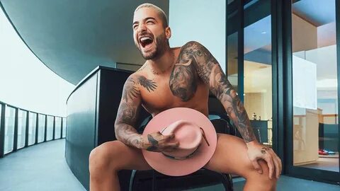 Hola! Sänger Maluma versteckt bestes Stück unter einem Hut Promiflash