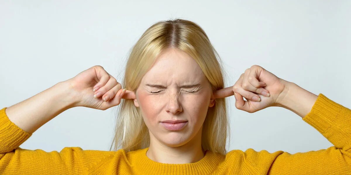 Шум звон в ушах причины. Неприятный звук. Гул в ухе причины. Женщина с головной болью. Шум в голове звон в голове причины.