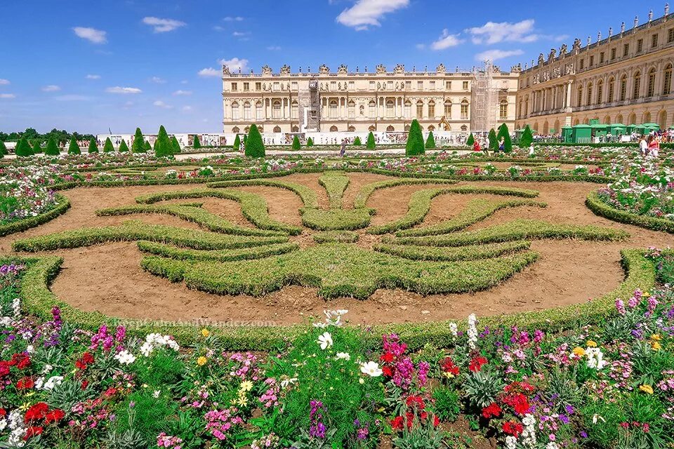 Versailles 400. Версальский дворец Альпийская горка. Версальский дворец и сады. Дворцово-парковый комплекс Версаль. Версаль Франция.