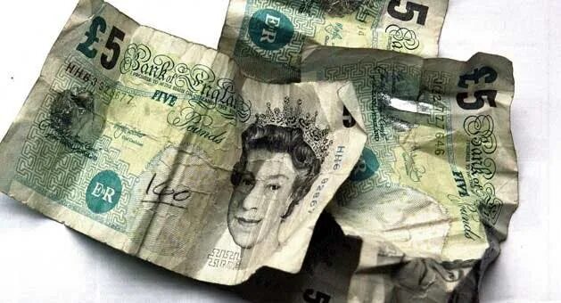 Девушка удивление деньги. Фэмили мани. Новые и ветхие купюры. Девушка с деньгами. Девушка с деньгами эмоции.