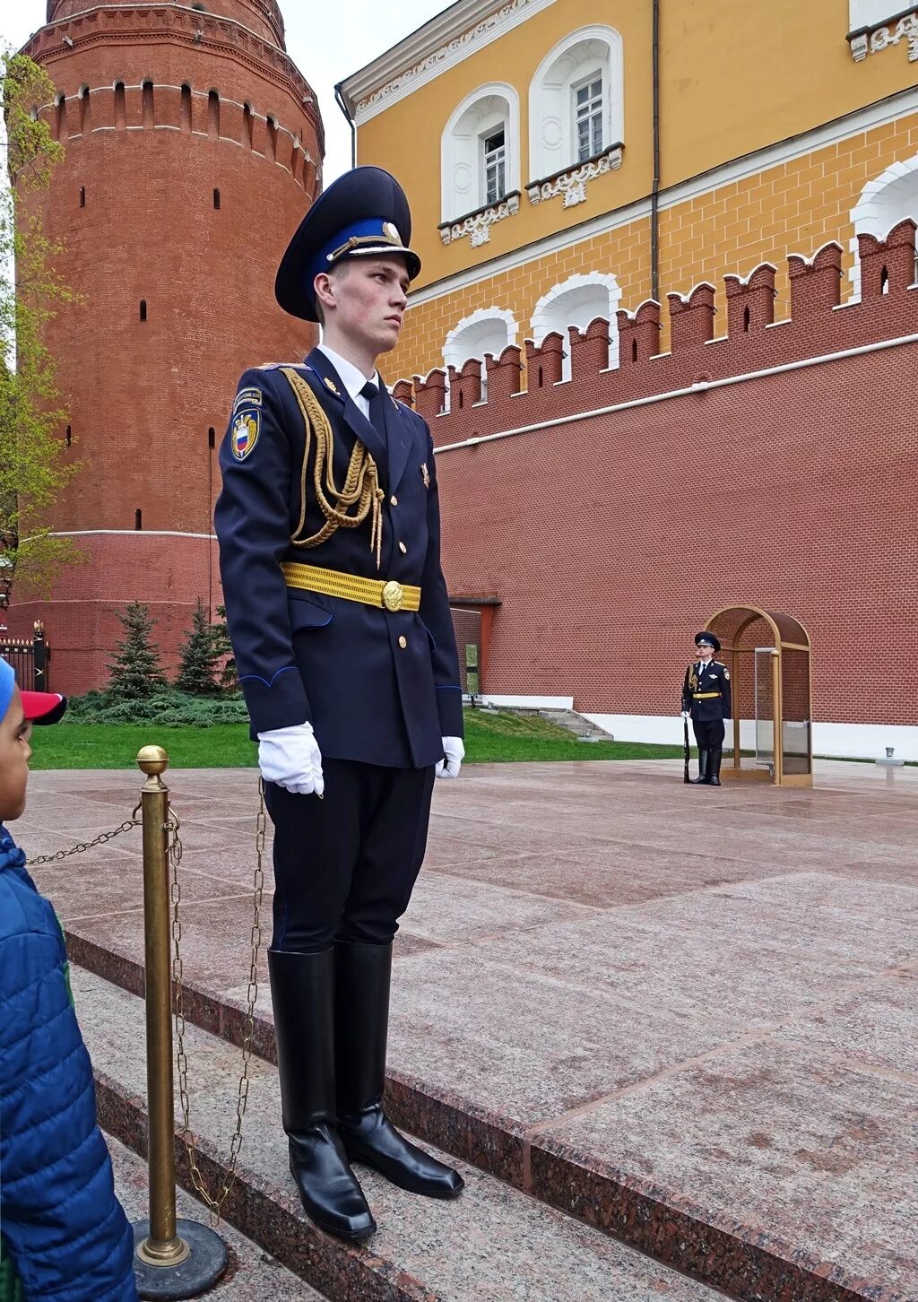 Солдаты у Кремля. Курсанты Кремля. Военные у стен Кремля. Солдат на фоне Кремля.