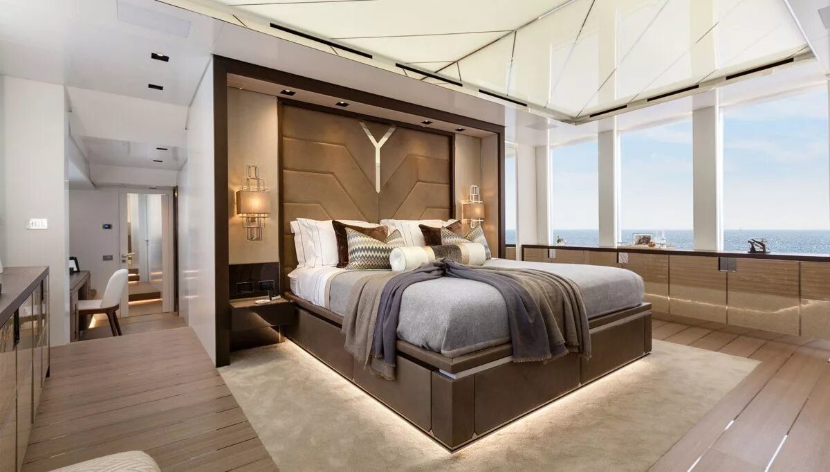 Интерьер большой спальни. Ночная спальня. Красивый отель комната. The best room. Спальня в яхтенном стиле.