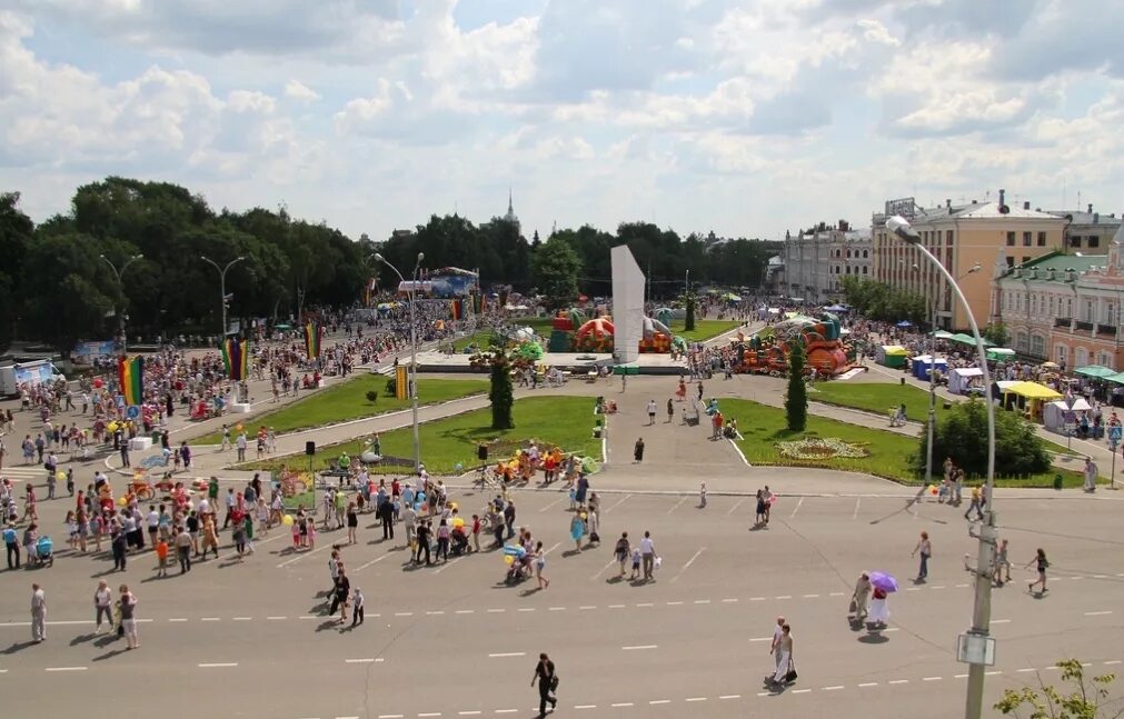 День г вологда. Площадь революции Вологда. Город Вологда площадь революции. Памятник на площади революции в Вологде. Вологда Центральная площадь.