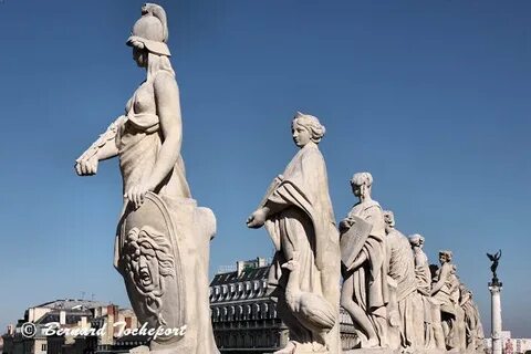 12 статуй