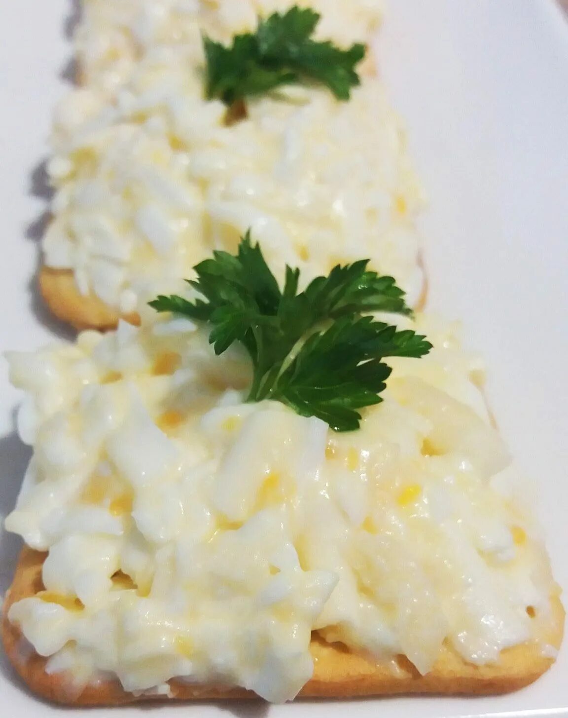 Сыр с чесноком и яйцом рецепт. Закуски из яиц и сыра. закуска с яйцом и сыром. сыр с чесноком и майонезом и яйцом. закуска с чесноком и сыром яйцом.