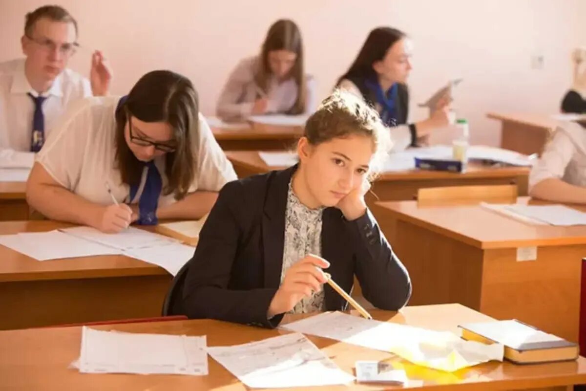 Между экзаменами в школе и жизненным экзаменом. Экзамены в школе. Ученик 9 класса. Школьники на экзамене. Выпускной экзамен в школе.