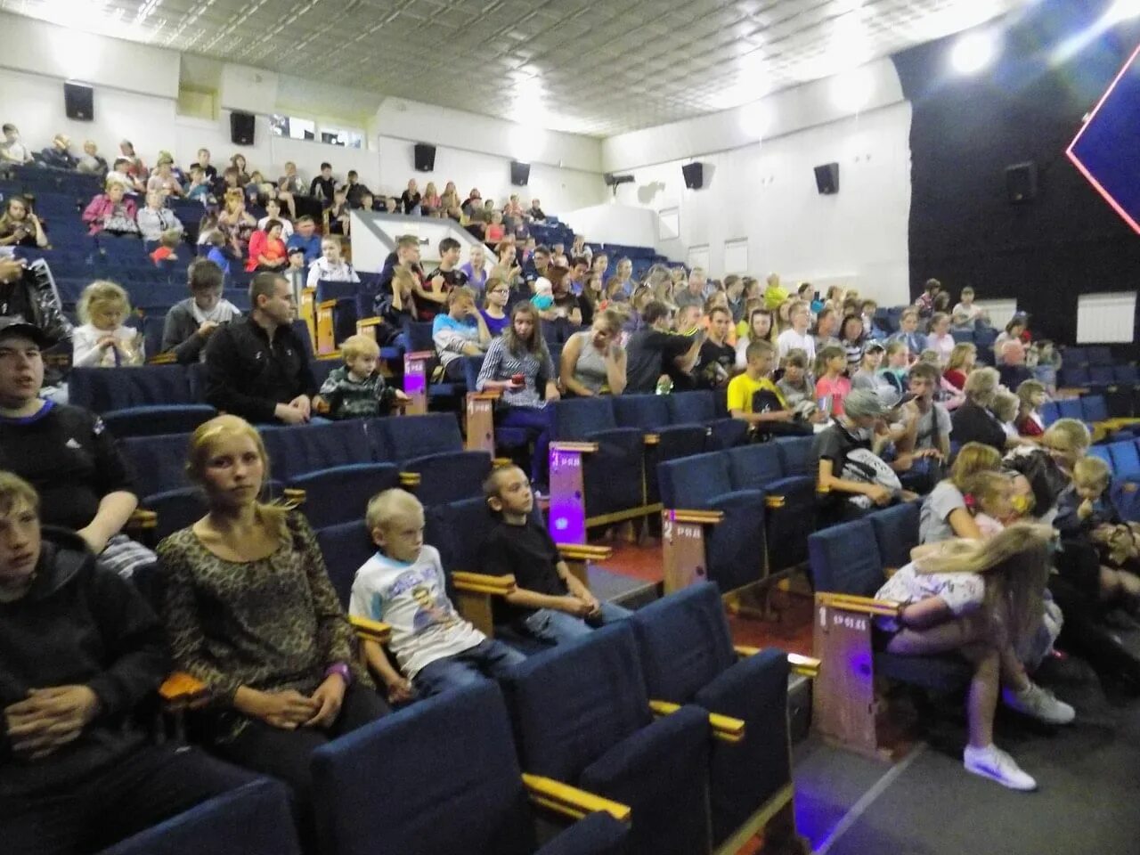 Кинотеатр октябрь осинники афиша. Дворец культуры осинники. Кинотеатр октябрь осинники. Дк октябрь осинники. Дк октябрь осинники кинотеатр.