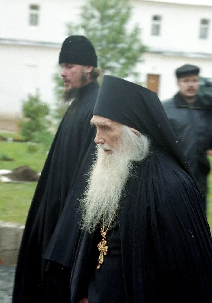 архимандрит илия троице-сергиева лавра. епископ орский и гайский. игумен корнилий троице сергиева лавра. отец кирилл павлов. архимандрит свято-троицкой сергиевой лавры наум.