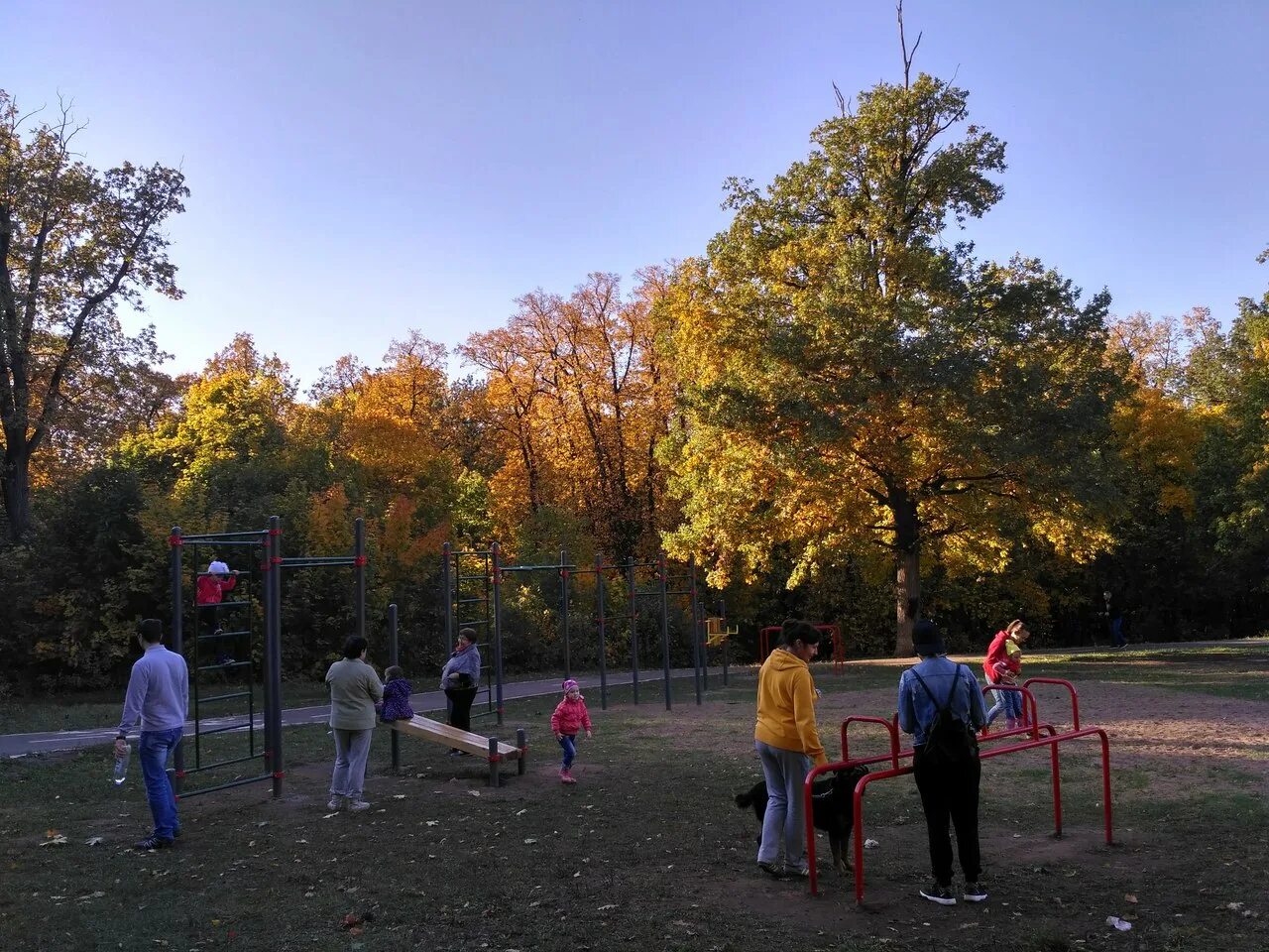 Спортплощадки уфа. Детская площадка в парке уфа. Парк машиностроителей уфа. Парк черниковка уфа. Красивые места уфы для прогулки вечером.