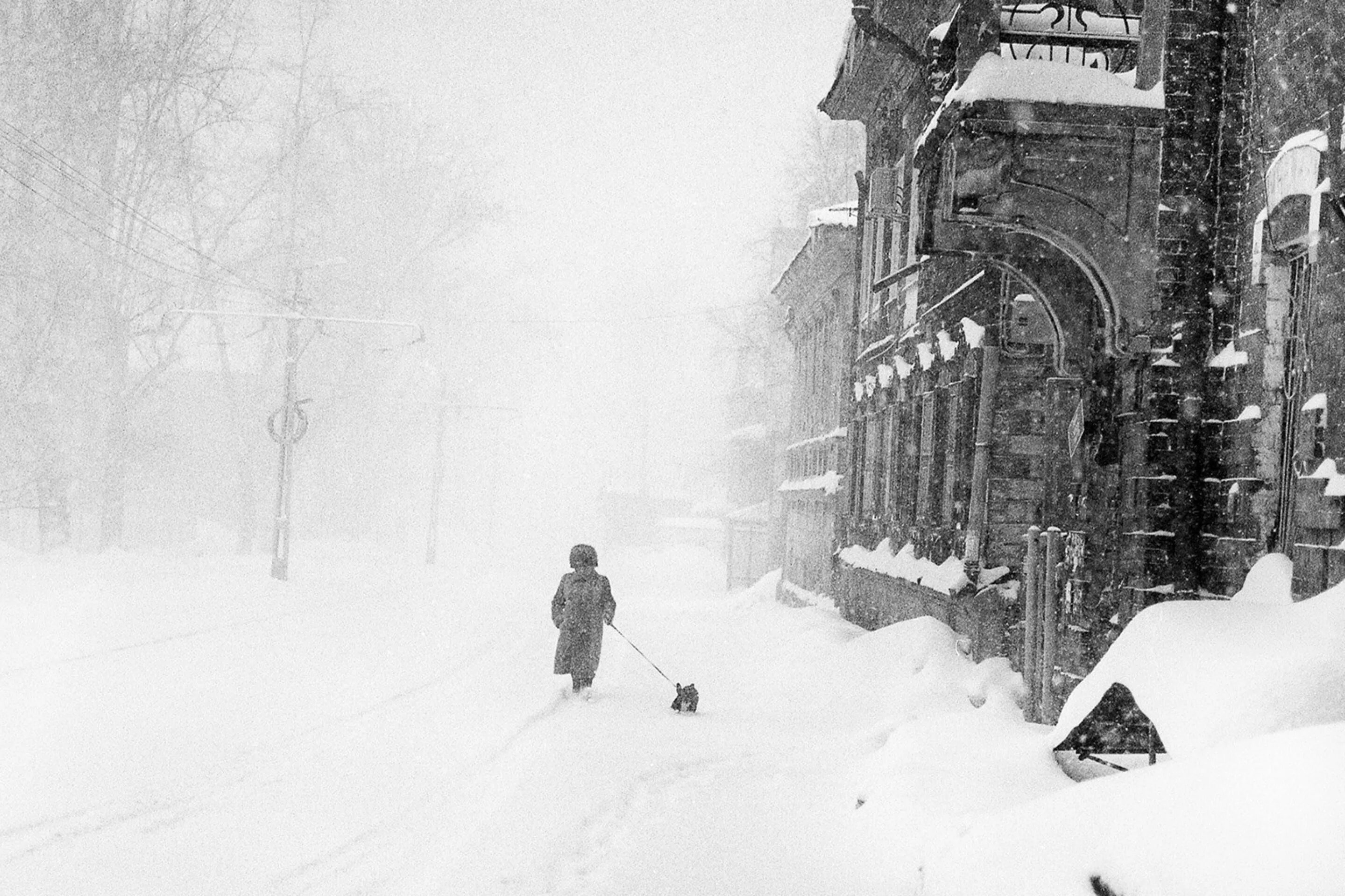 Блокадная зима моего детства. Зимняя улица с людьми. Ретро город зимой. Метель ретро. Зимняя улица блокадного Ленинграда.