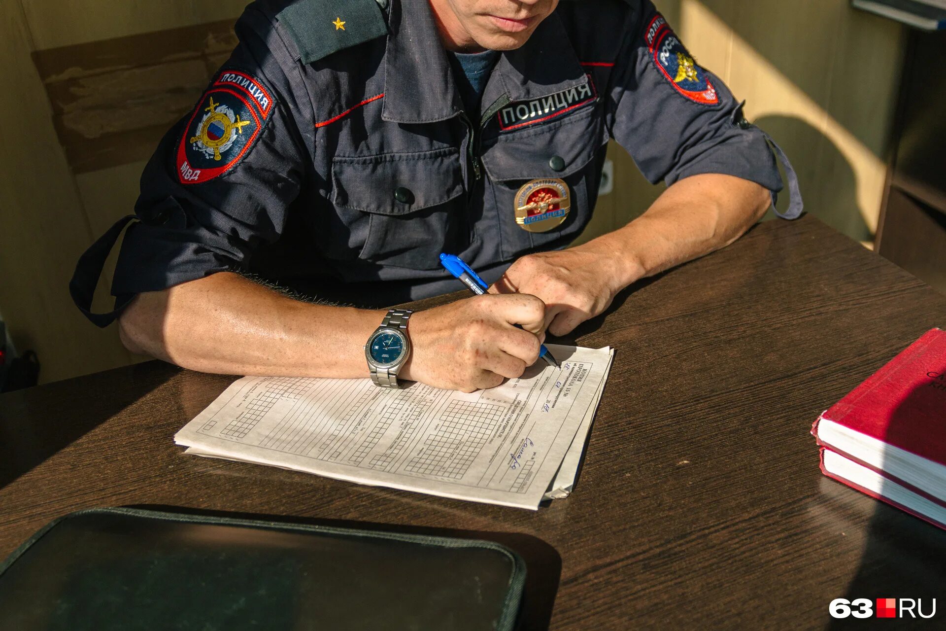 меньшенин андрей сергеевич мвд челябинск. оперативно разыскная дейтельность. следователь уголовного розыска. полицейский за столом со спины. несколько розыскных дел.