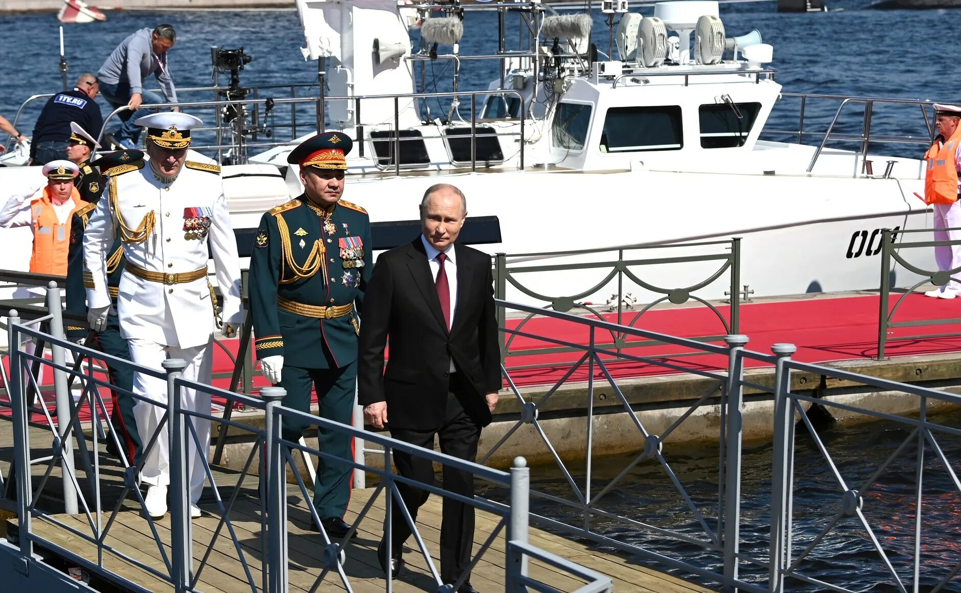 Главный военно морской. Военно-морской парад в санкт-петербурге 2021. Главный военно-морской парад. Корабль адмирал. Моряки на параде.