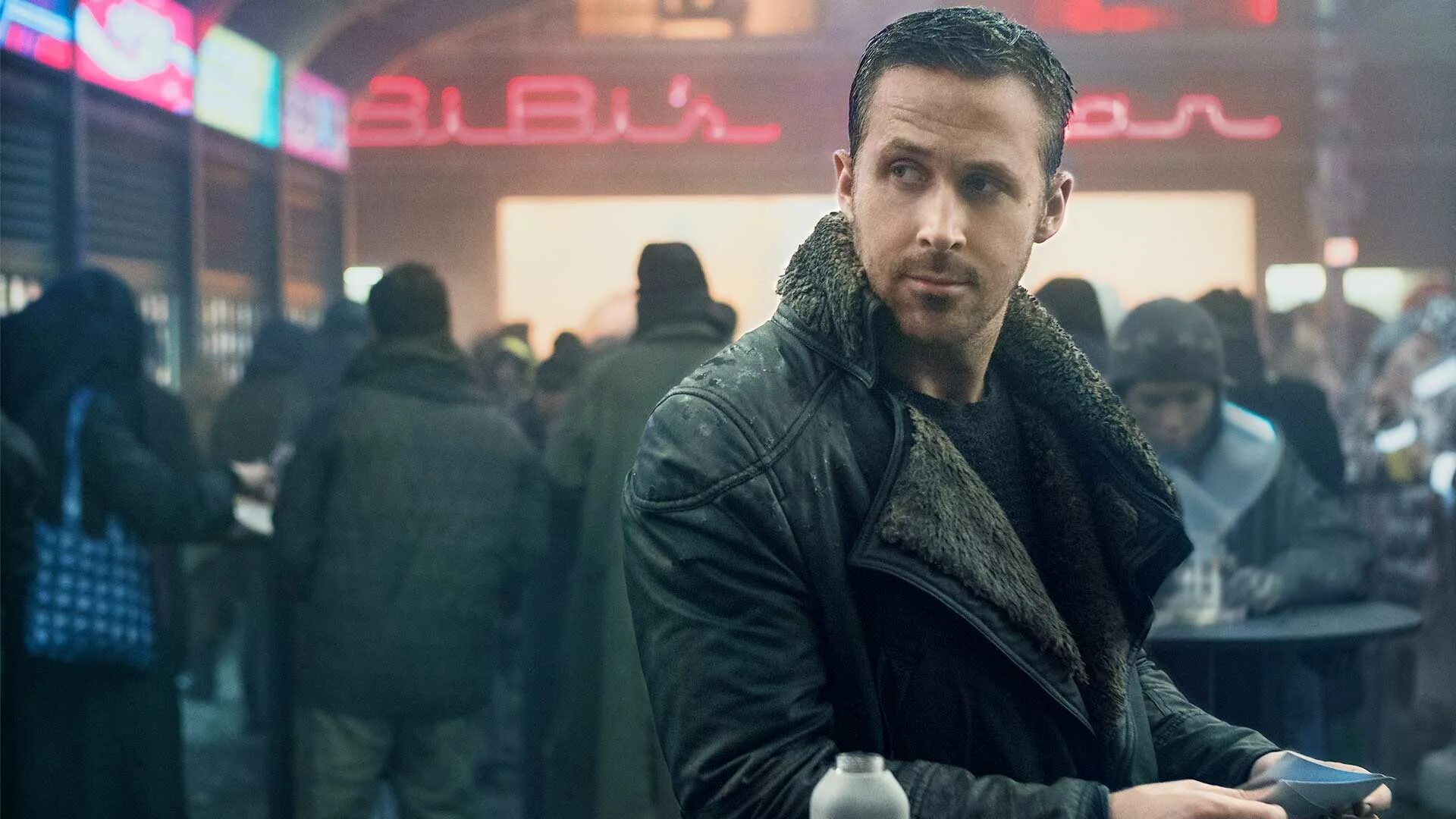 Бегущий по лезвию 2049 музыка. Бегущий по лезвию 2049. Blade Runner 2049 Гослинг.