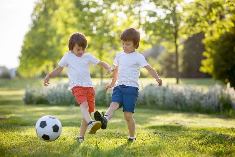My brother plays football. Дети играющие в мяч. Мальчик играет в мяч. Мальчики играющие в мяч. Подростки играют в мяч.