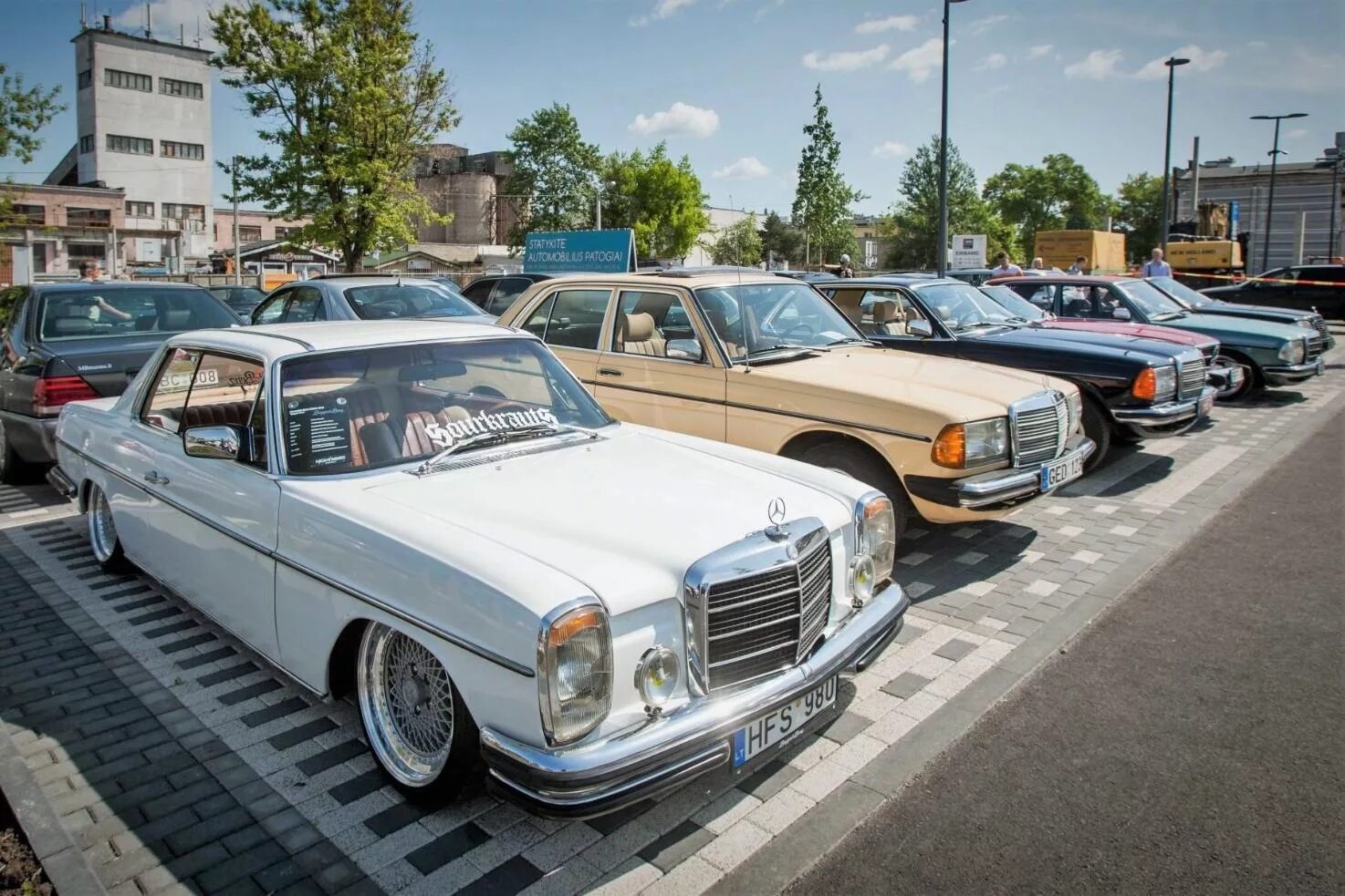 Клубный мерседес. Mercedes w114. Mercedes 115. Мерседес 114. Мерседес 114 кузов.