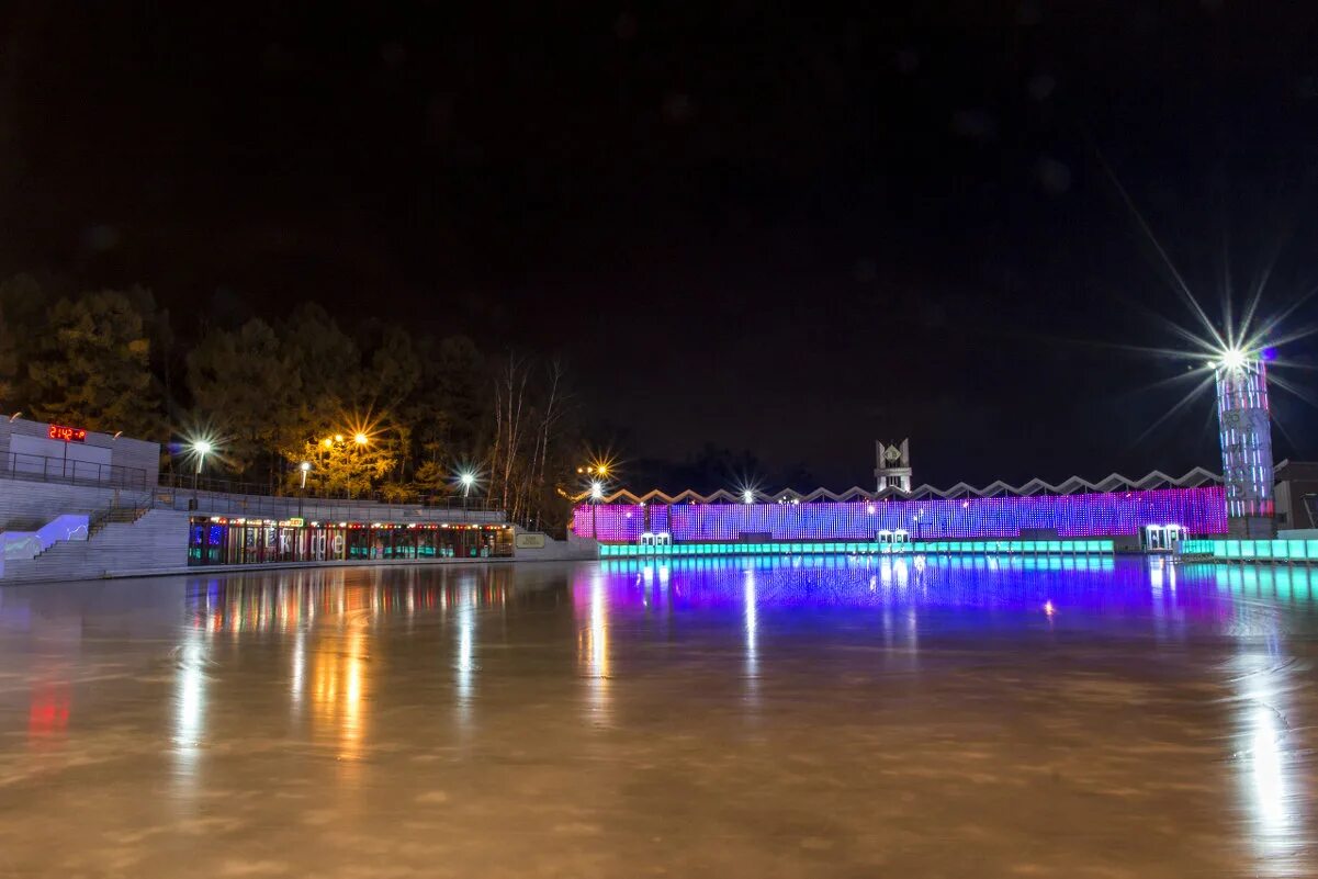 Лед сокольники купить билет. Каток Сокольники. Каток лед в Сокольниках. Подсветка льда на катке.