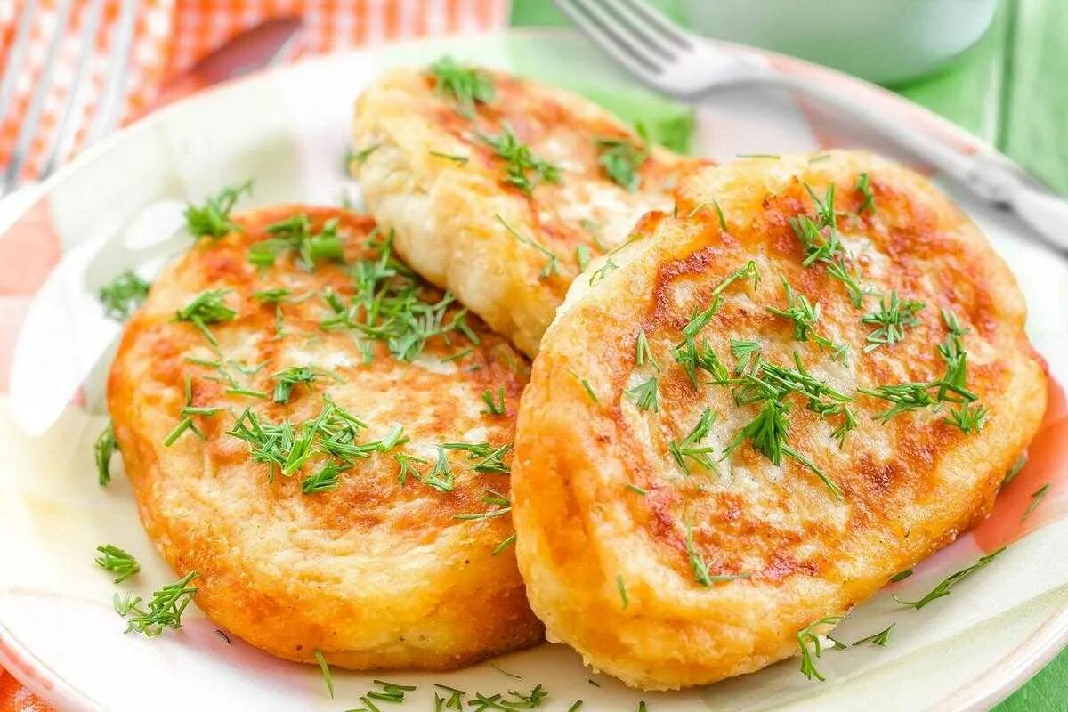 Картофельные пирожки. Зразы картофельные с капустой. Зразы картофельные с грибами. Картофельные котлеты с грибами. Картофельные пирожки с капустой.