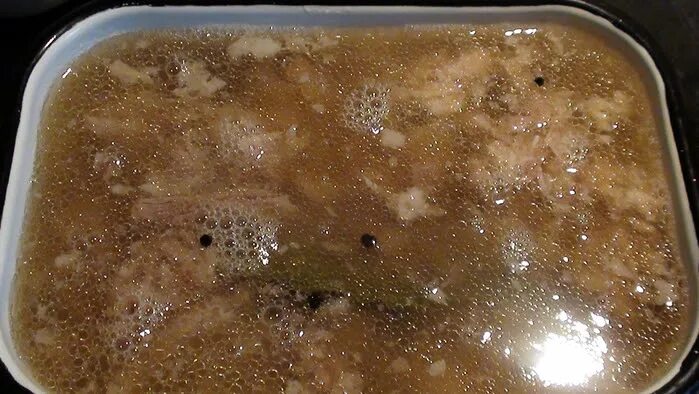 Незастывший холодец. Во что разлить холодец. Почему не получается холодец. Что делать если холодец не застыл. Жидкий холодец.