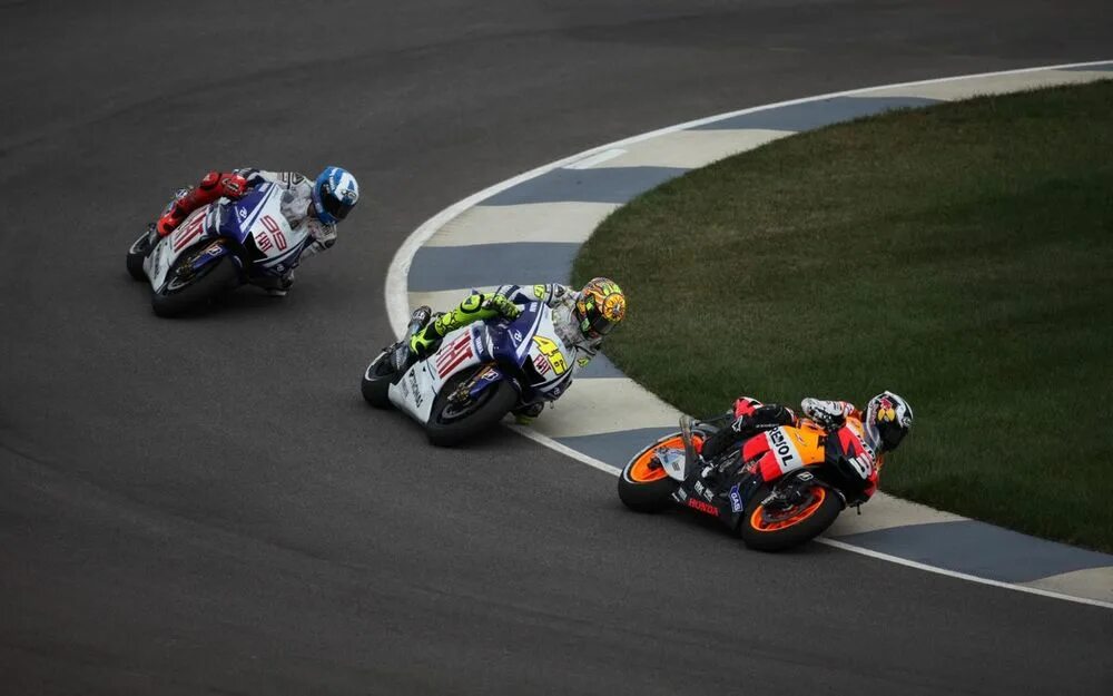 обои мото 4:3. гонка на мотоциклах. гоночный мотоцикл. гоночная трасса для мотоциклов. валентино росси мотоцикл.